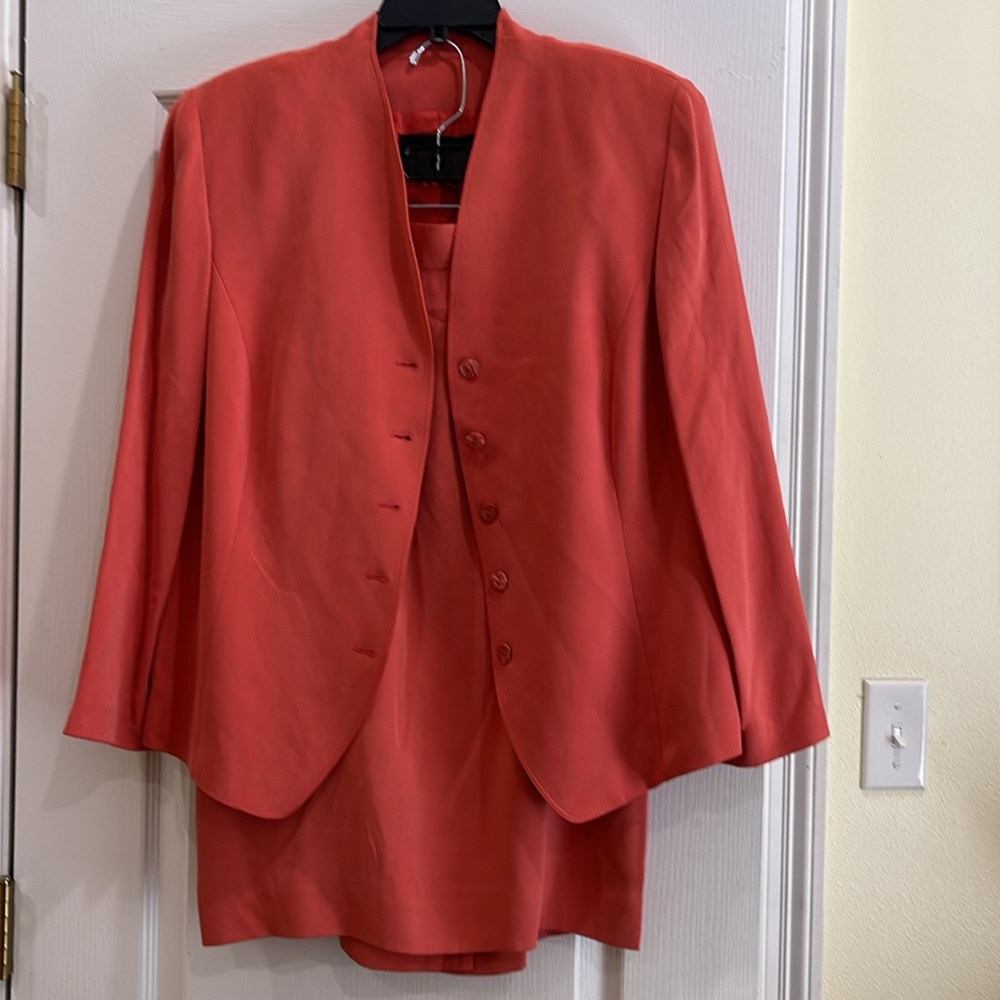 Dana BUCHMAN Orange 2 piece skirt suit size 14, 5 buttons, no pockets, lined